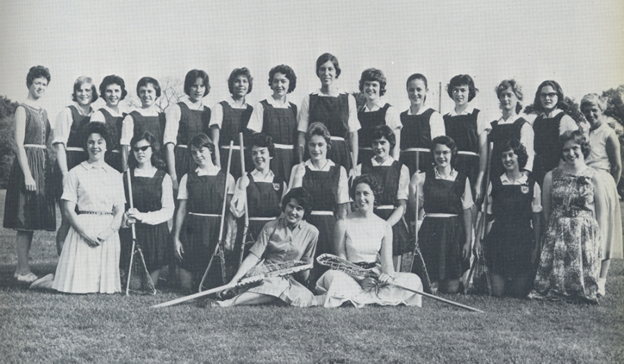 A black and white photo of the 1962 women's lacrosse team.